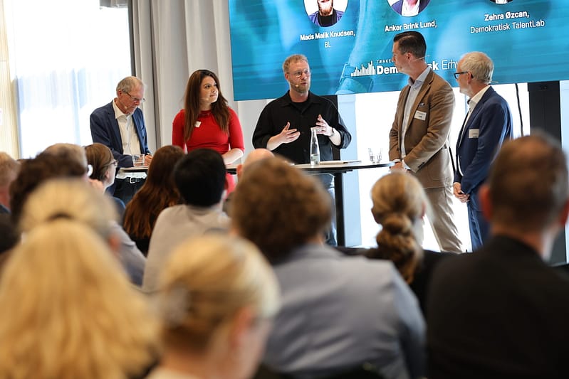 På Erhvervsdemokratisk Topmøde 2025 sætter vi fokus på de demokratiske virksomheders rolle som problemknusere af de helt store udfordringer, Danmark står over for i dag.