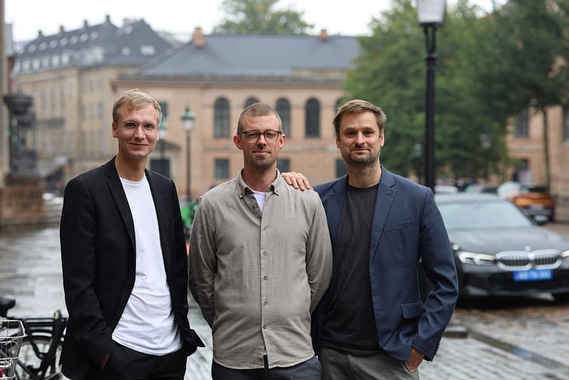 Johan Aaagaard, Troels Mandøe Glæsner og Andreas Pinstrup Jørgensen står i København. De er forfattere til rapport om medarbejdereje.